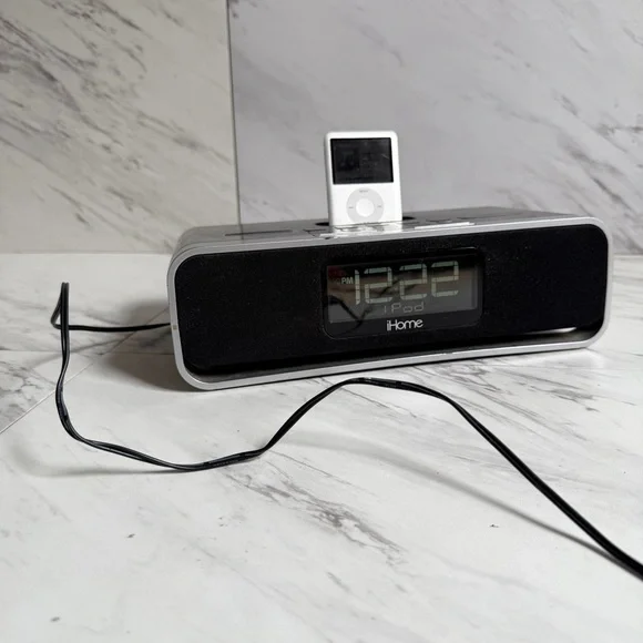 Apple iPod Nano 3rd Gen 4GB A1236 + iHome iA91 Dual Alarm Clock Radio MP3 Player - Picture 10 of 10